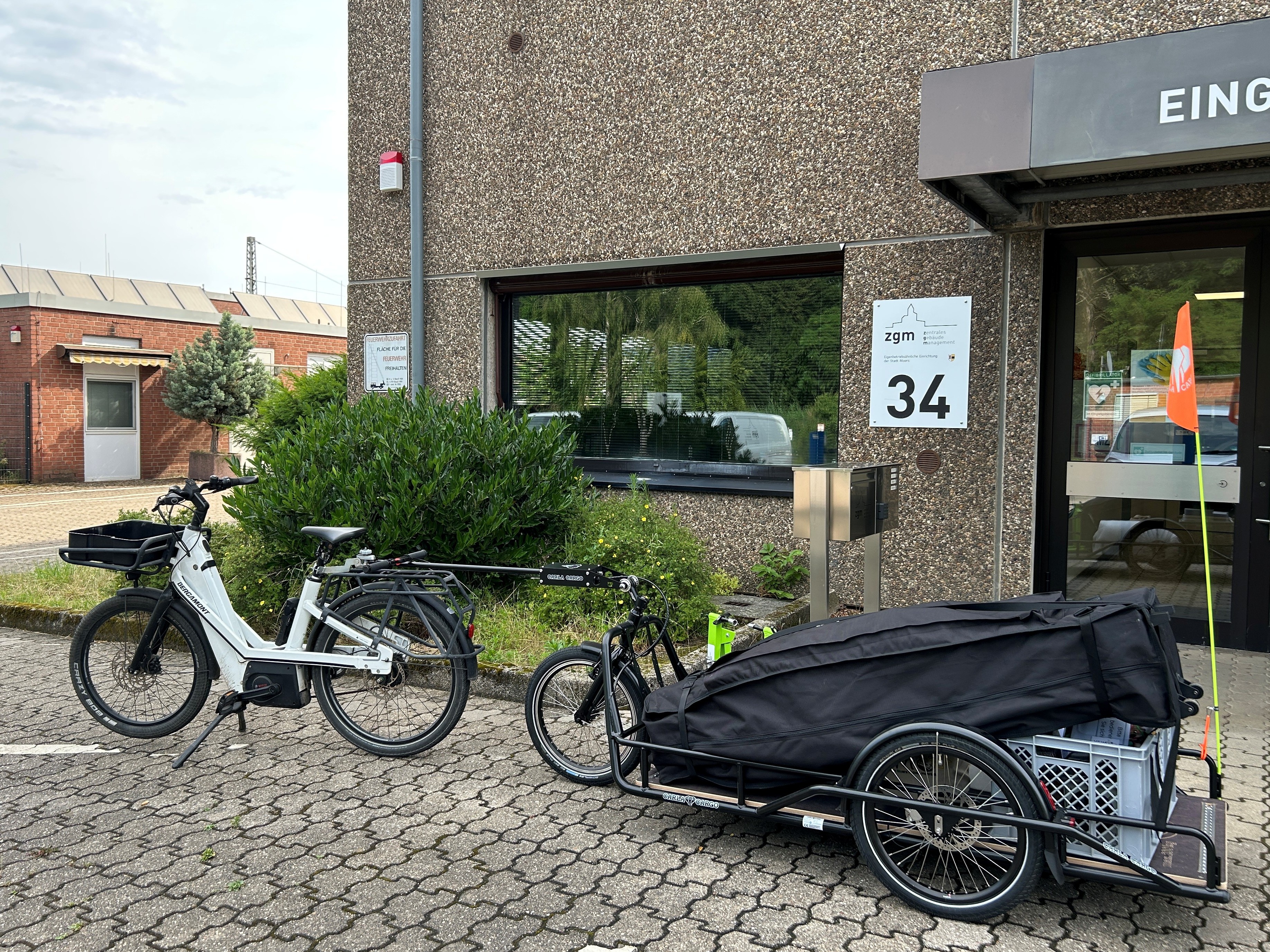 Fahrrad mit Anhänger vor dem zgm Moers