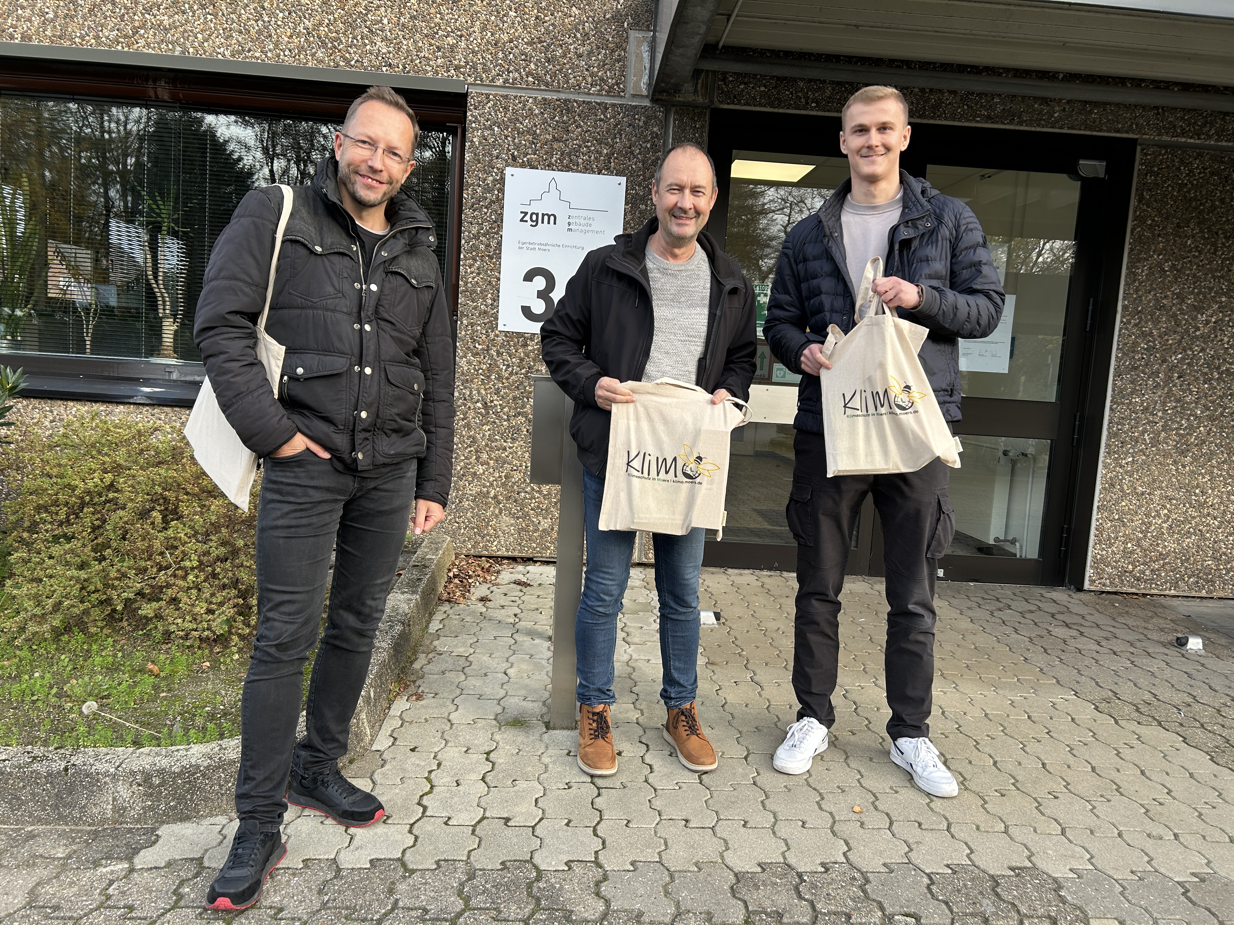 Gewinner des KliMo-Quiz vor dem zgm.