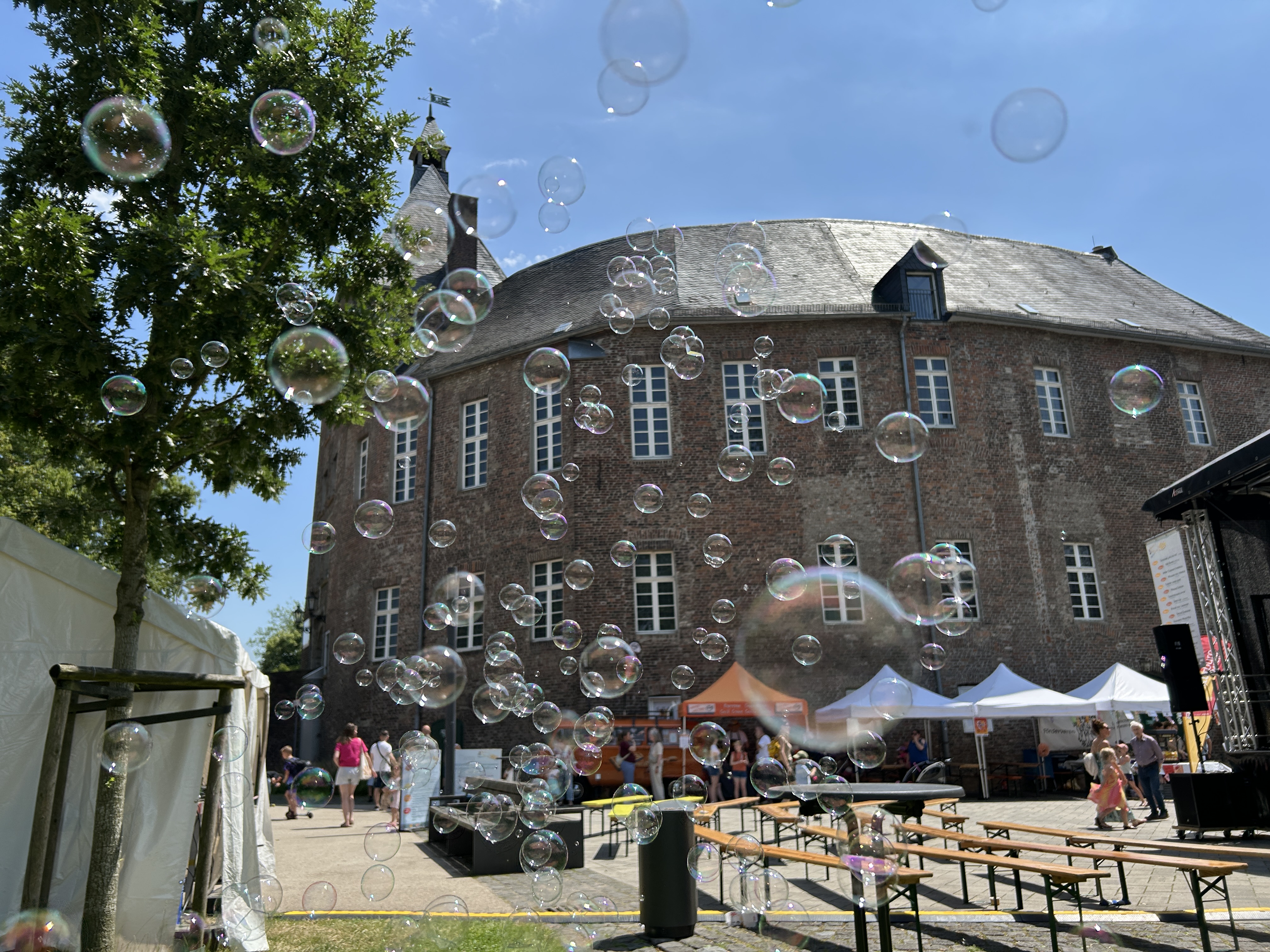 Seifenblasen vor der Moerser Schloss