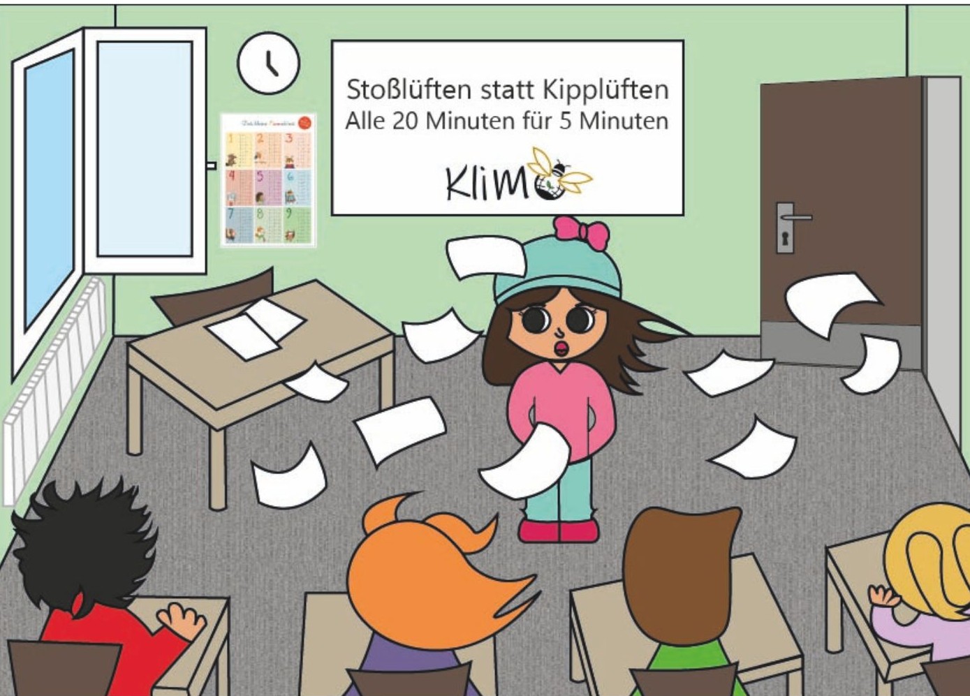 Comic zum Thema Lüften. In einem Klassenzimmer wird Stoßgelüftet, so dass Zettel umherfliegen. Die Lehrerin schaut überrascht vor einer Tafel. Auf der Tafel steht die Lüftungsregel: "Stoßlüften statt Kipplüften. Alle 20 Minuten für 5 Minuten."