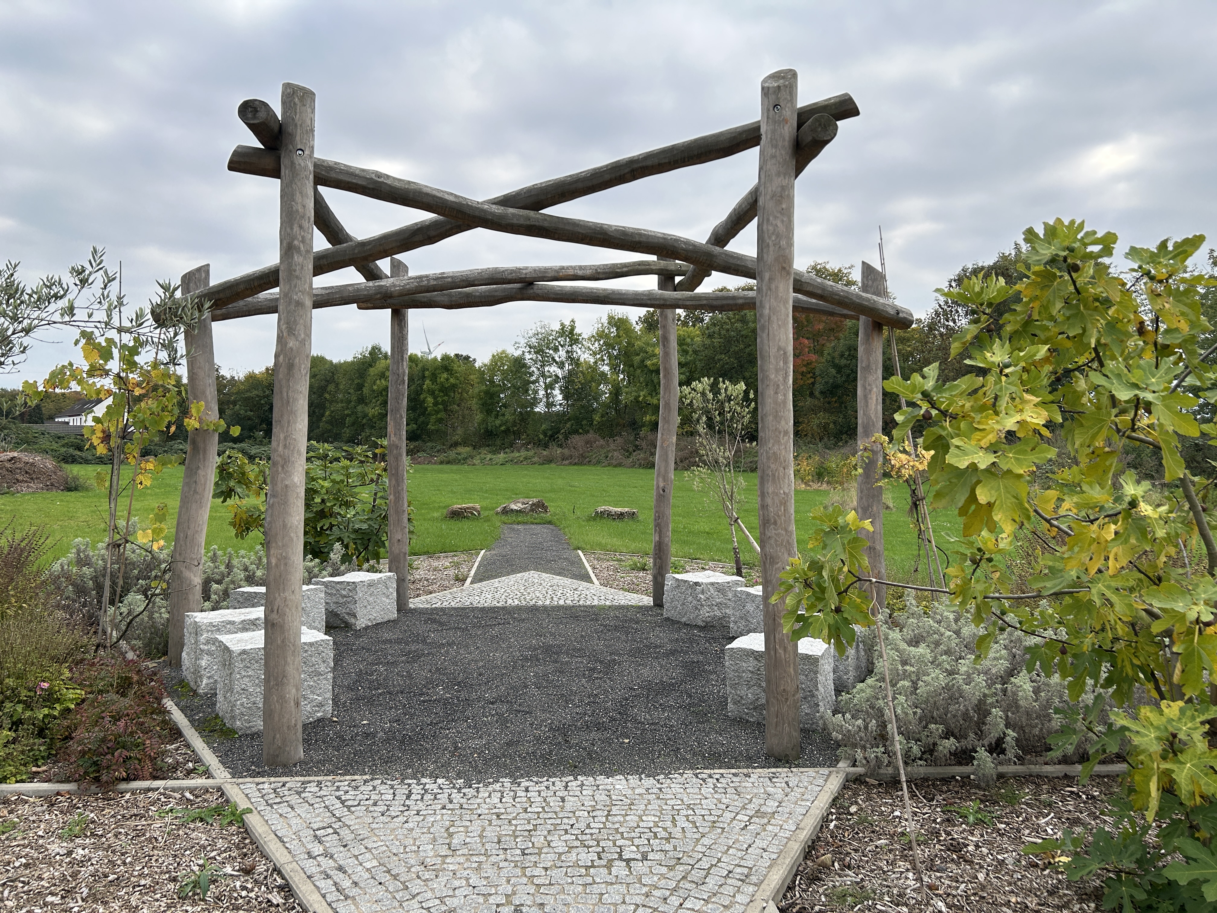 Außengelände der Ackerschule. Sitzecke