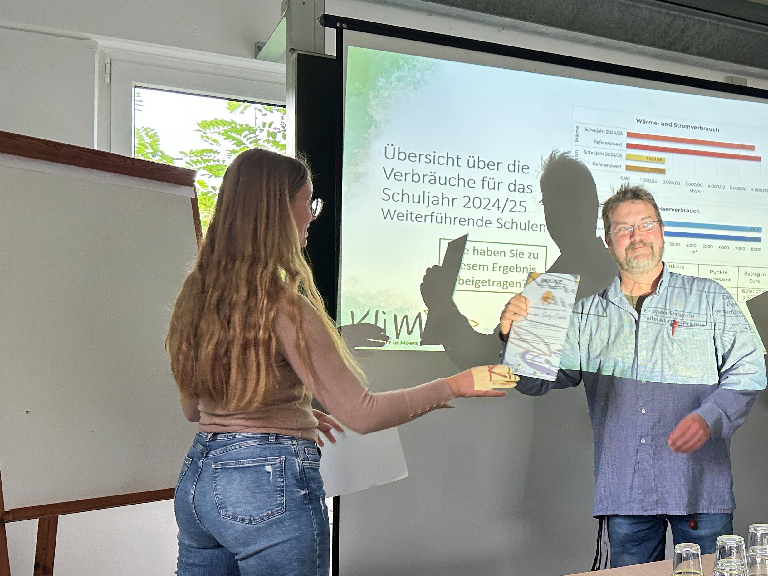 Urkundenverleihung, hier: Justus-von-Liebig-Schule