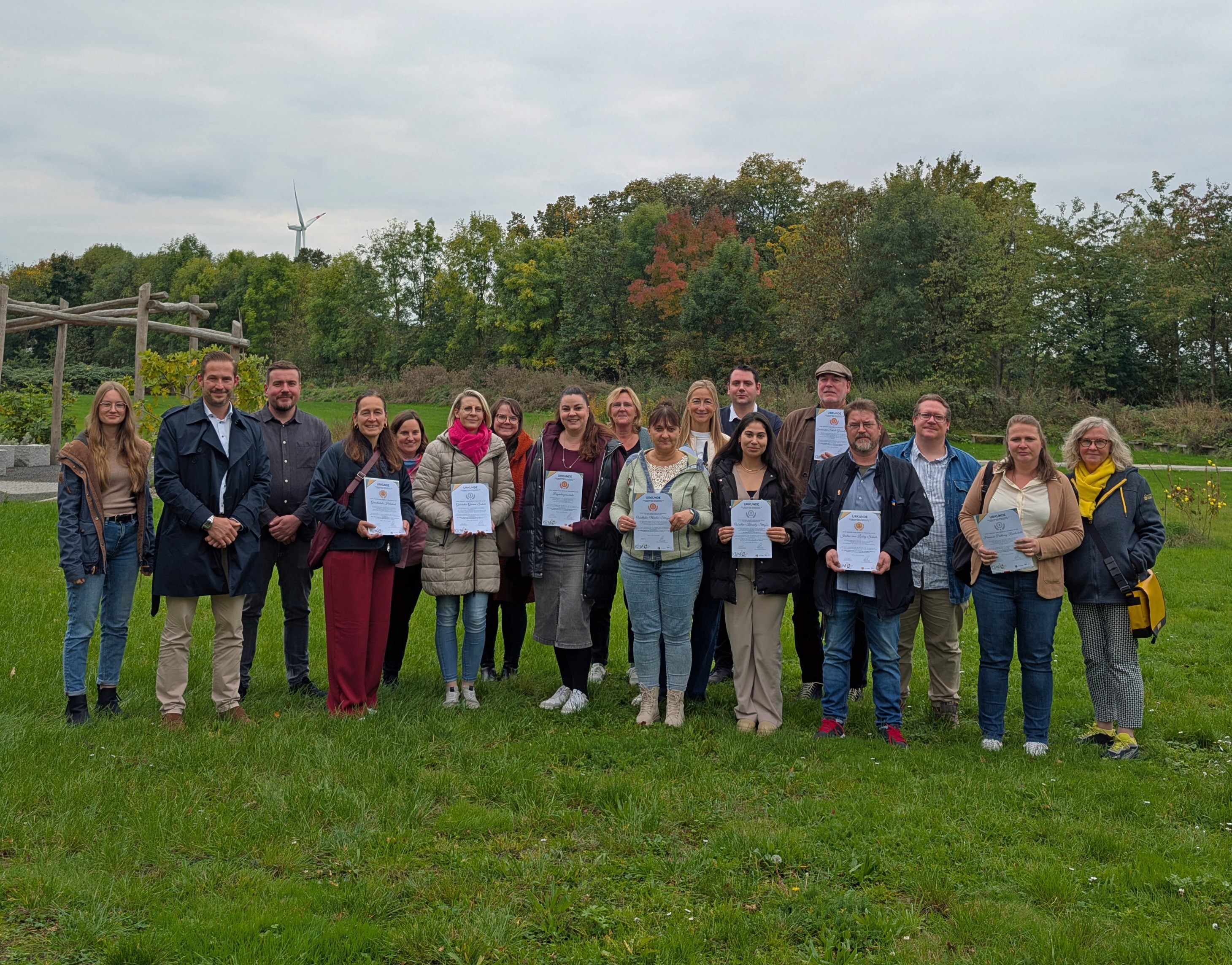 Von links: Vanessa Meinert (Energiemanagerin), Tobias Pawletko (erster Betriebsleiter zgm), Marvin Halle (Abteilungsleiter FM2 technische Gebäudeausrüstung und Energiemanagement), KliMo-Beauftragte der neun prämierten Einrichtungen, hinten: Jérôme Humberg (Werkstudent).