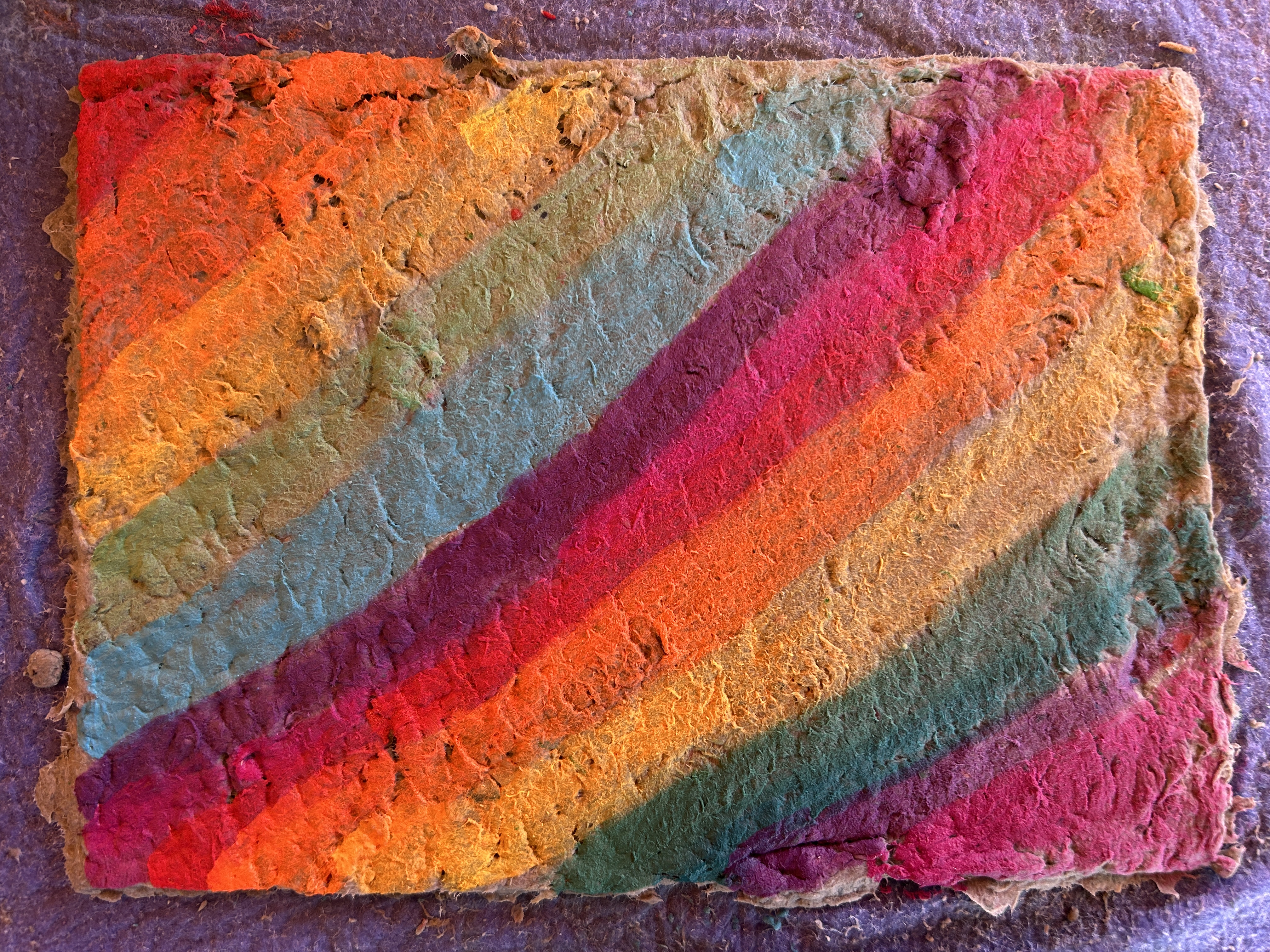 Geschöpftes Regenbogen-Papier